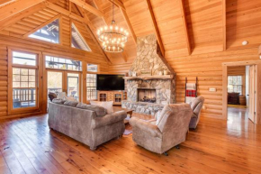 Wooded Cabin Mtn Views, Hot Tub and 2 Decks!